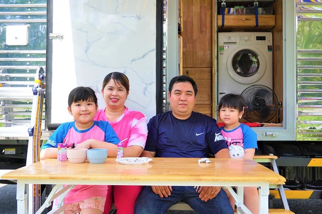Gia đình anh Minh Trí (29 tuổi, trú tại huyện Tháp Mười, Đồng Tháp) vừa hoàn thành chuyến đi cắm trại ở một vài địa điểm trong tỉnh trên "căn nhà di động" của mình. (Nguồn ảnh: vietgiaitri.com)